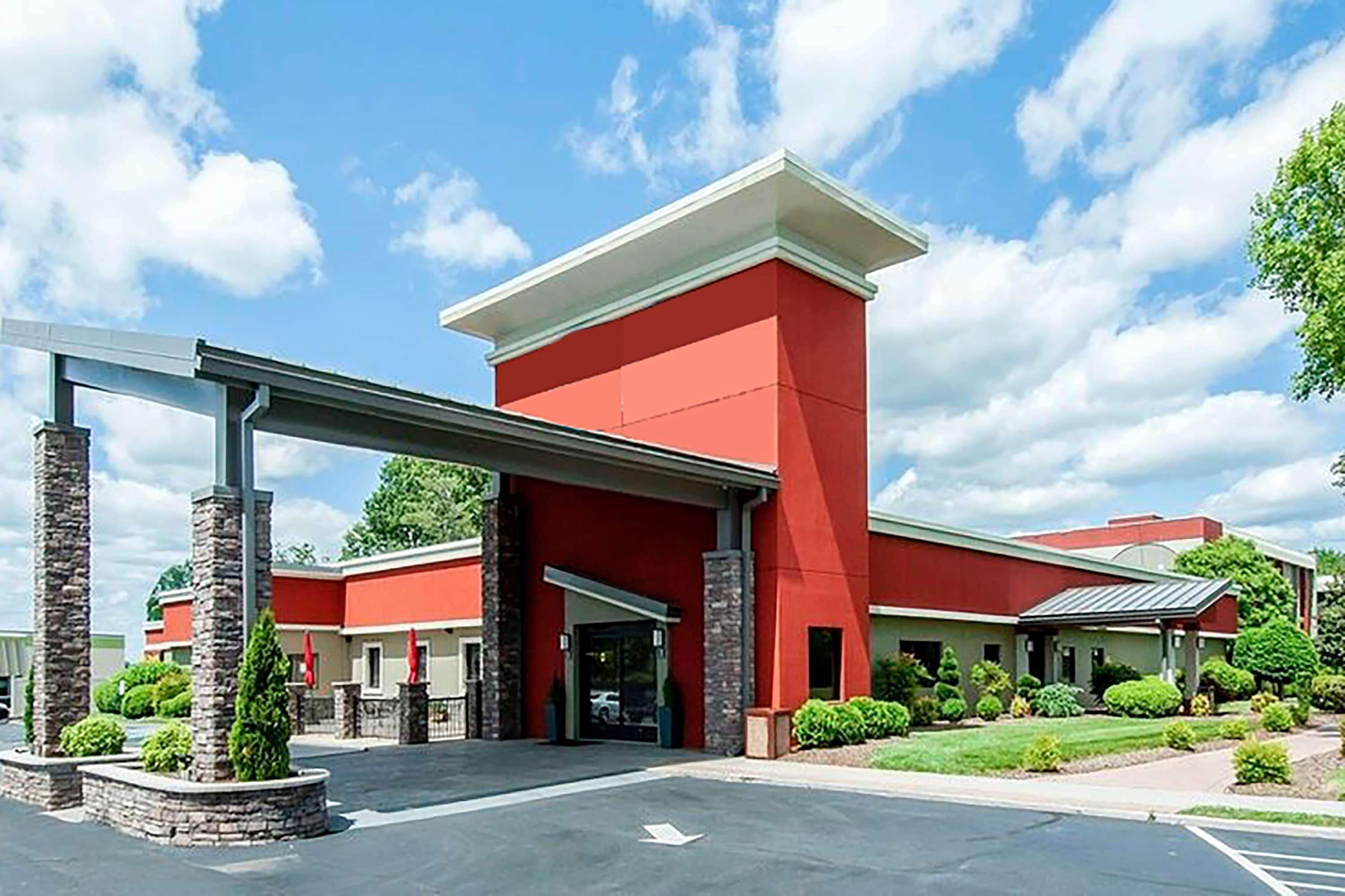 Days Inn & Suites By Wyndham Johnson City Exterior photo